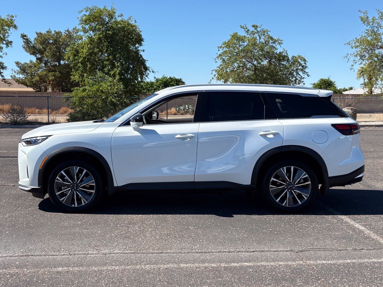 New 2027 INFINITI QX60 Luxe FWD image 3