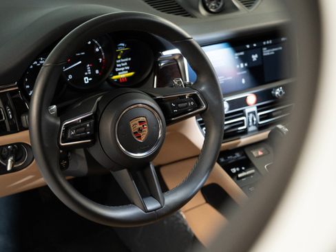 Certified 2026 Porsche Macan AWD/4WD image 15