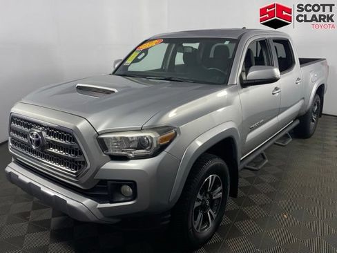 Used 2017 Toyota Tacoma TRD Sport w/ Premium & Technology Package AWD/4WD image 3