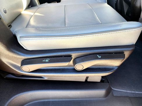 Used 2023 GMC Yukon XL SLT image 34