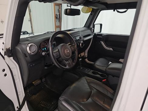 Used 2016 Jeep Wrangler Unlimited Rubicon w/ Connectivity Group AWD/4WD image 13