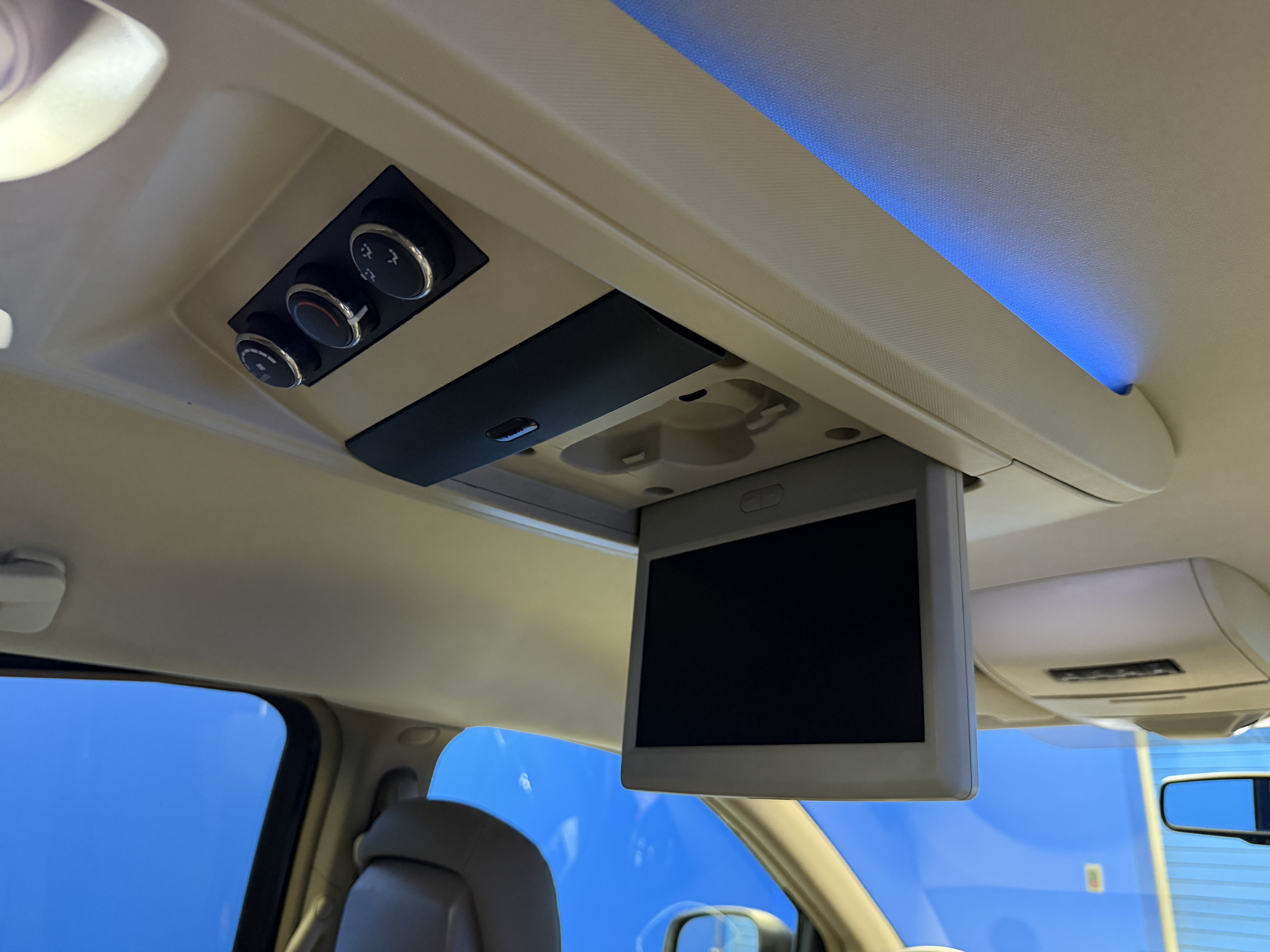 Used 2015 Chrysler Town & Country Touring w/ Driver Convenience Group FWD image 30