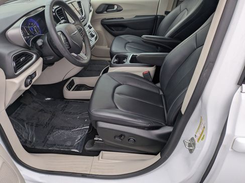 Certified 2024 Chrysler Pacifica Touring-L image 13