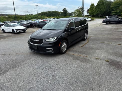Used 2023 Chrysler Pacifica Touring-L FWD image 1