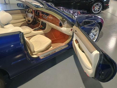 Used 2001 Jaguar XK8 Convertible image 29