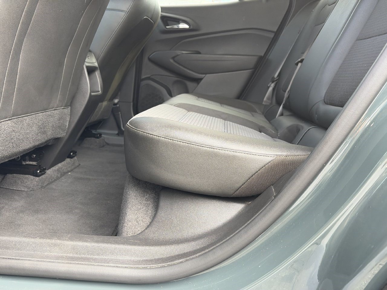 Used 2025 Chevrolet Trax LT FWD image 28