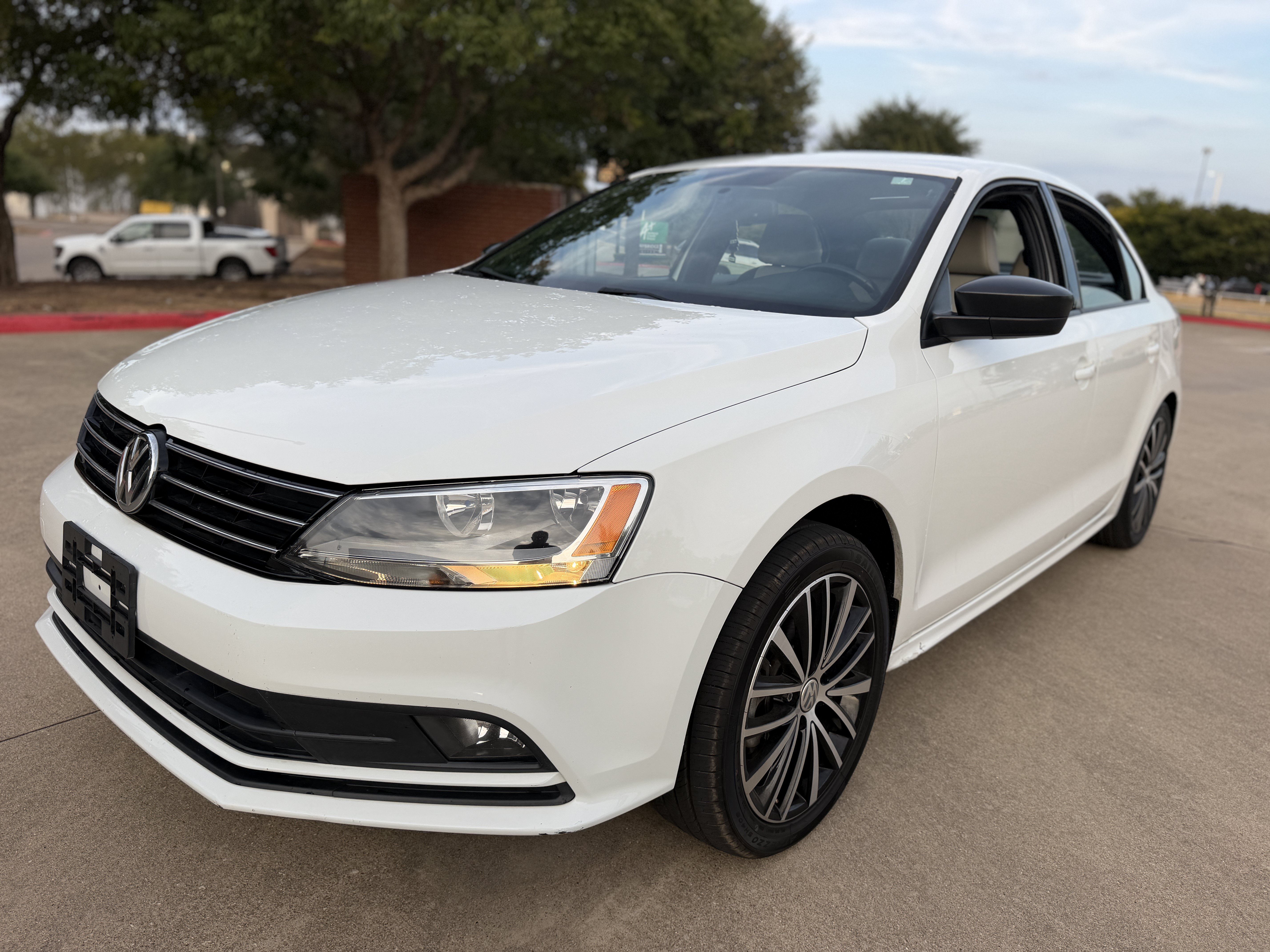 Used 2016 Volkswagen Jetta Sport FWD image 3