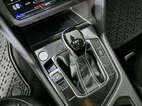 Used 2024 Volkswagen Tiguan SE w/ Panoramic Sunroof Package FWD image 23