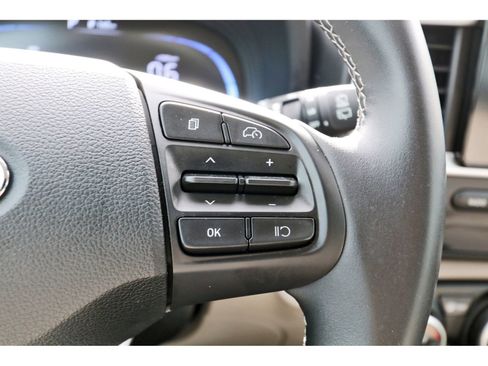 Certified 2025 Hyundai Venue SEL FWD image 19