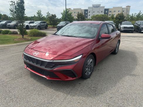 Used 2024 Hyundai Elantra SEL FWD image 1