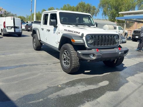 Used 2025 Jeep Gladiator Rubicon w/ Convenience Group AWD/4WD image 3