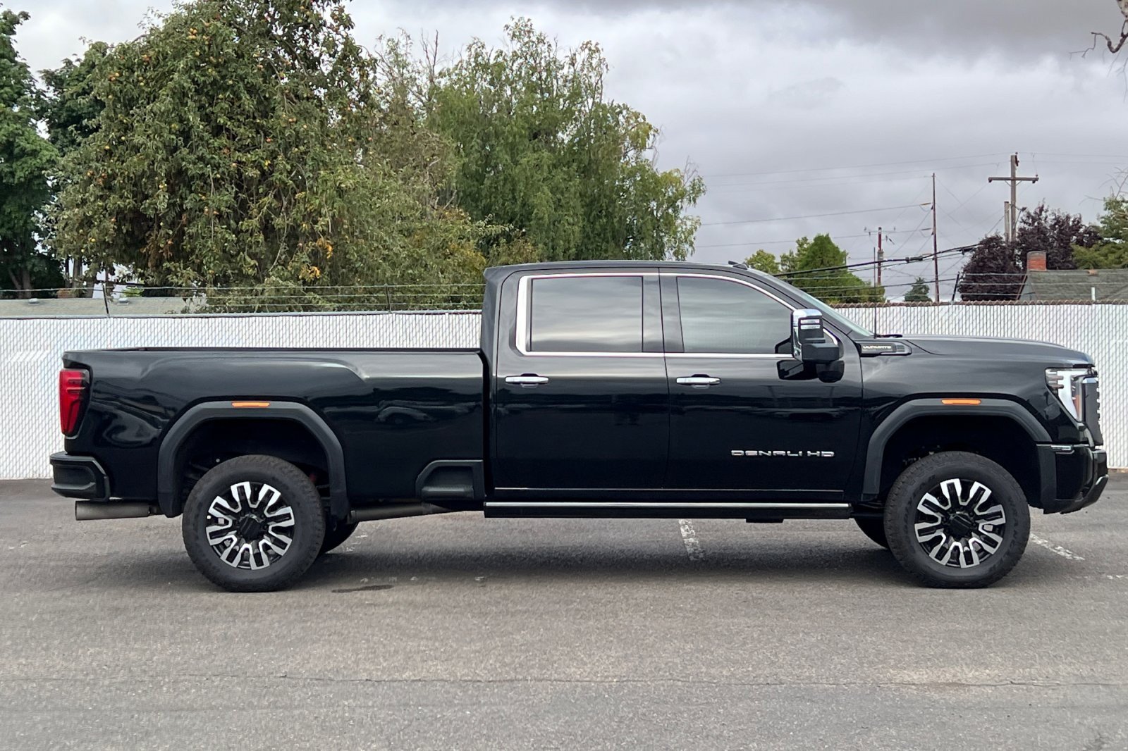 Used 2024 GMC Sierra 3500 Denali Ultimate AWD/4WD image 3