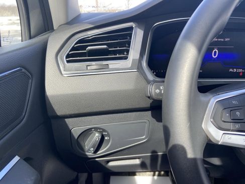 Used 2023 Volkswagen Tiguan SE w/ Panoramic Sunroof Package image 15