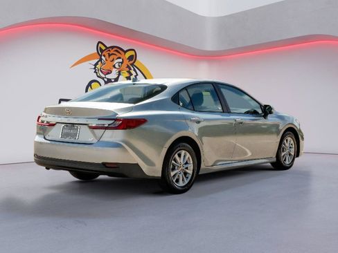 Used 2025 Toyota Camry LE FWD image 5