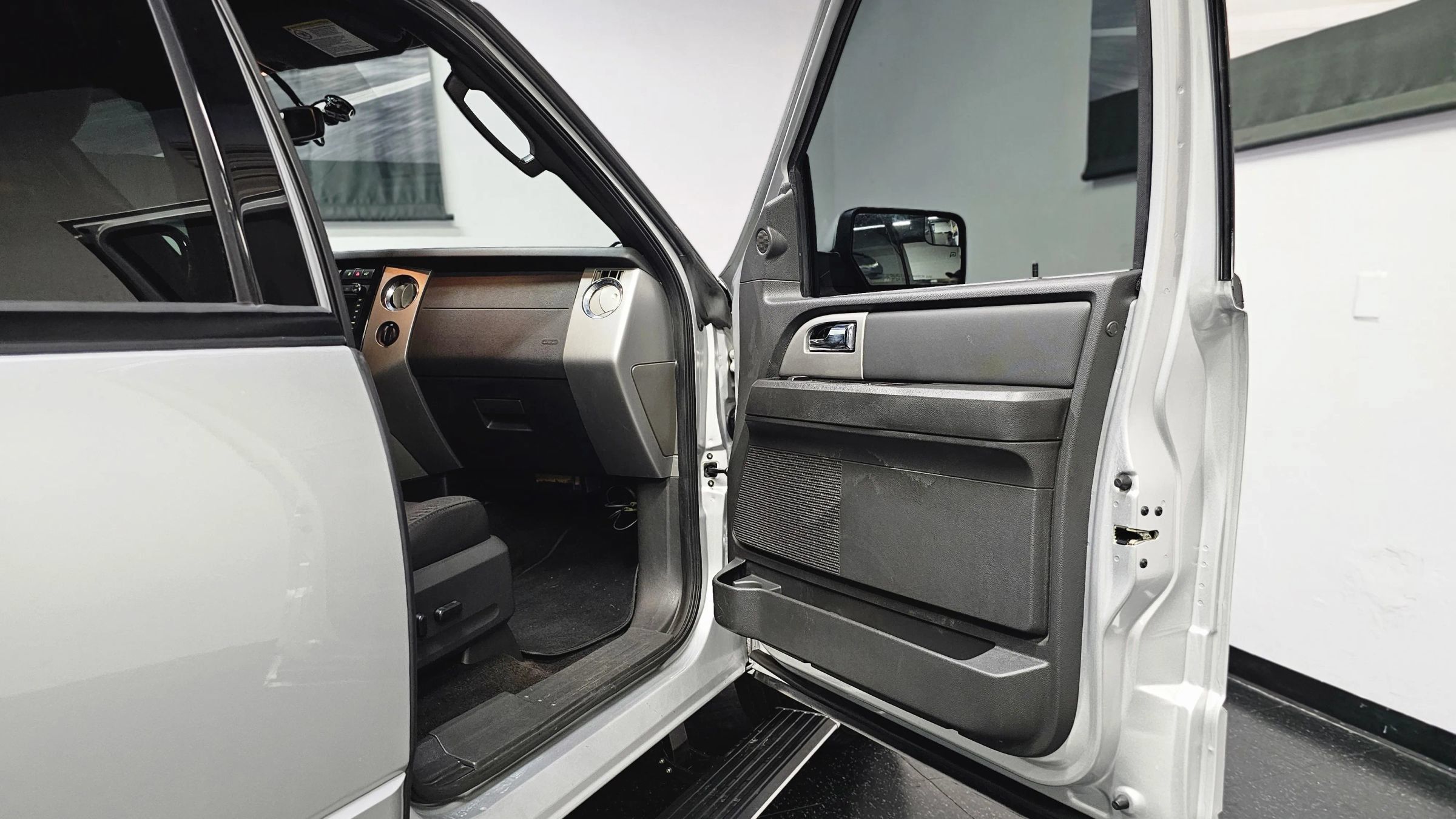 Used 2014 Ford Expedition Limited w/ Equipment Group 301A RWD image 40