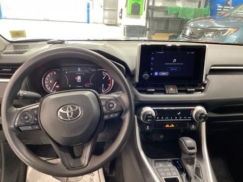 Used 2025 Toyota RAV4 XLE AWD/4WD image 6