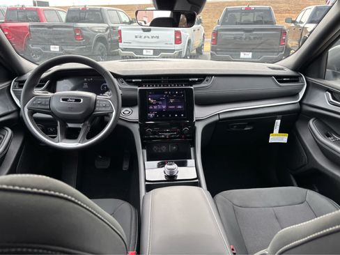 Used 2025 Jeep Grand Cherokee Laredo RWD image 37