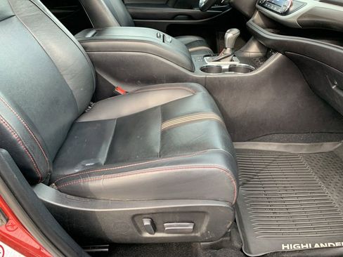 Used 2019 Toyota Highlander SE image 16