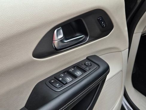 Used 2023 Chrysler Pacifica Touring-L FWD image 14