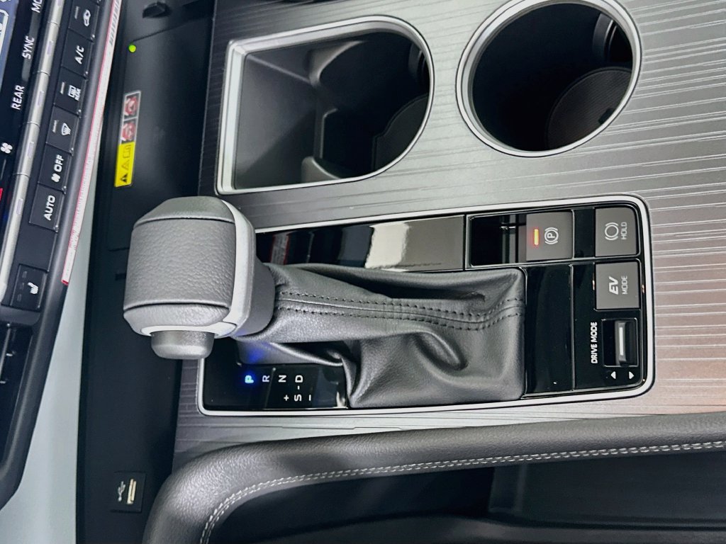 Used 2026 Toyota Sienna XLE FWD image 17