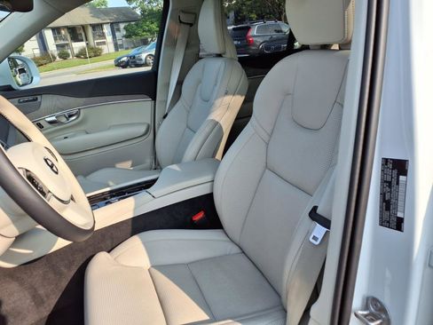 Used 2025 Volvo XC90 T8 Ultra w/ Protection Package Premier image 18