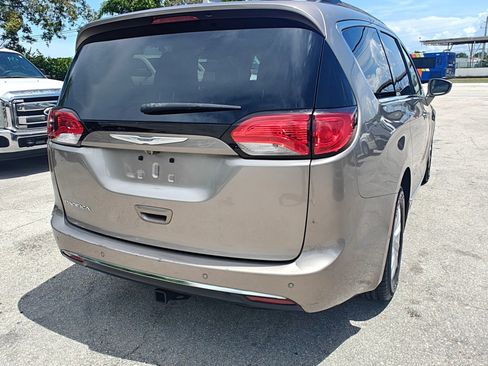 Used 2017 Chrysler Pacifica Touring-L FWD image 8