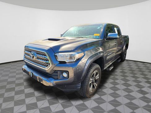 Used 2017 Toyota Tacoma TRD Sport w/ Tow Package (A/T) AWD/4WD image 2