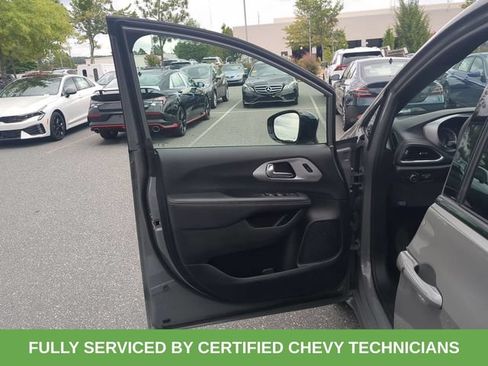 Used 2025 Chrysler Pacifica Limited FWD image 22