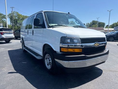 Used 2025 Chevrolet Express 2500 w/ Driver Convenience Package RWD image 4