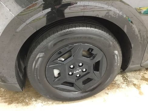 Used 2025 Kia Carnival image 4