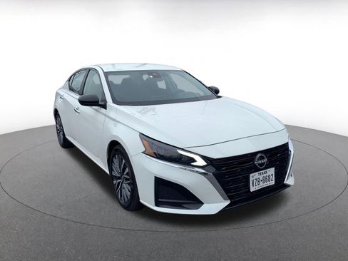 Used 2025 Nissan Altima 2.5 SV image 1