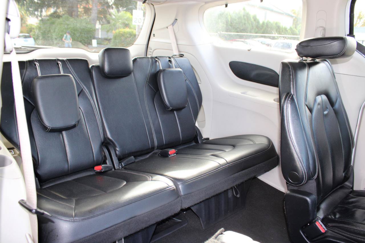 Used 2022 Chrysler Pacifica Touring-L FWD image 16