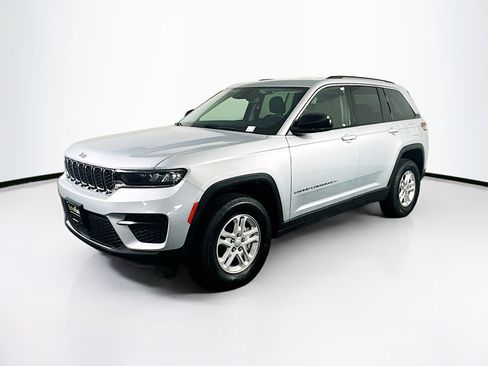 Used 2023 Jeep Grand Cherokee Laredo image 3