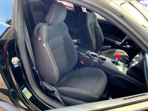 Used 2017 Ford Mustang Coupe RWD image 9