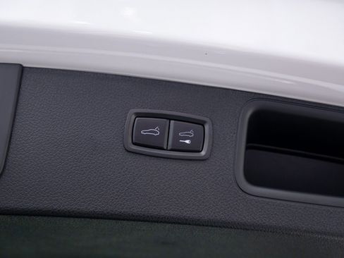 Certified 2025 Porsche Macan image 31