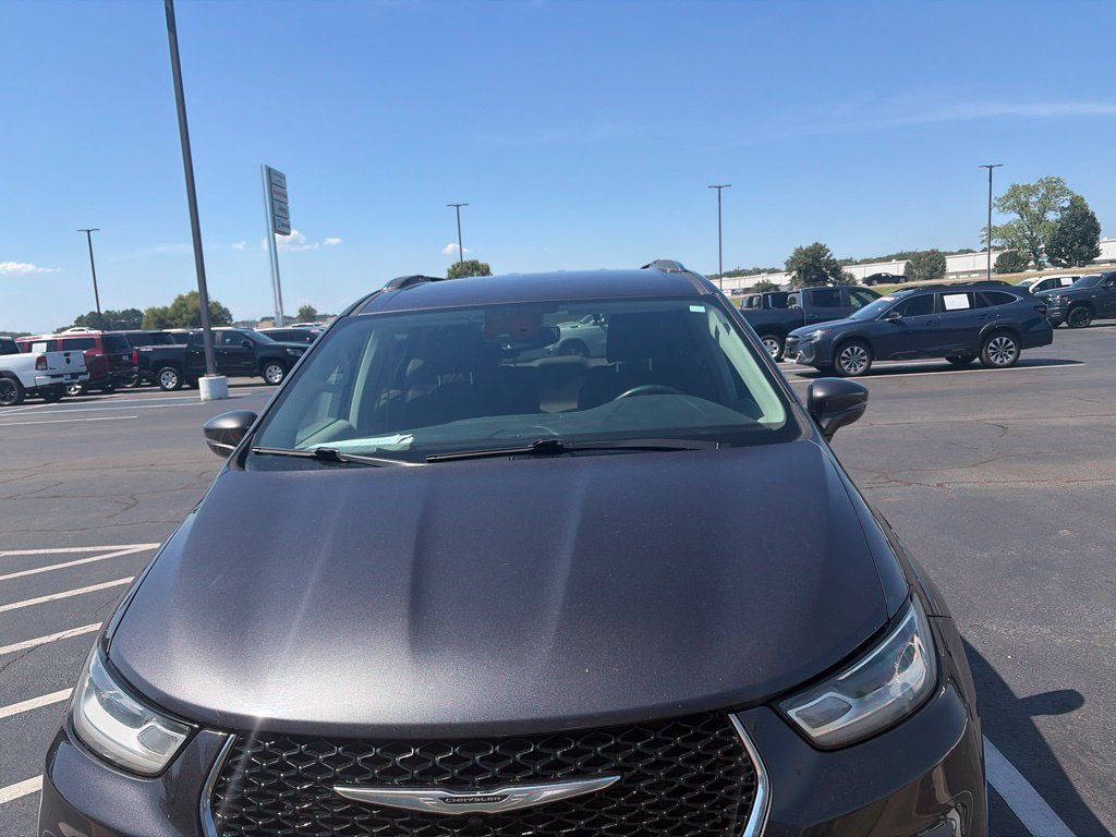 Used 2021 Chrysler Pacifica Touring-L FWD image 3