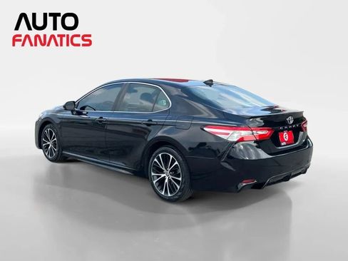 Used 2020 Toyota Camry SE FWD image 3