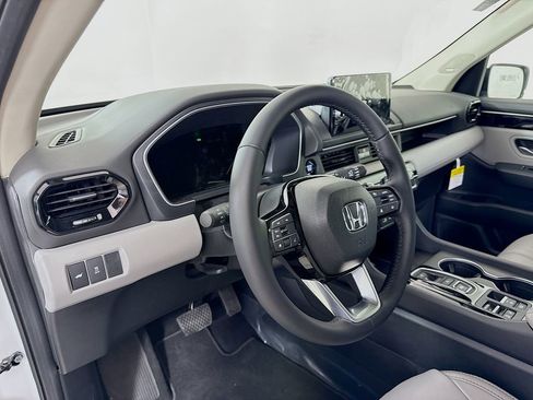 New 2025 Honda Pilot Touring image 9