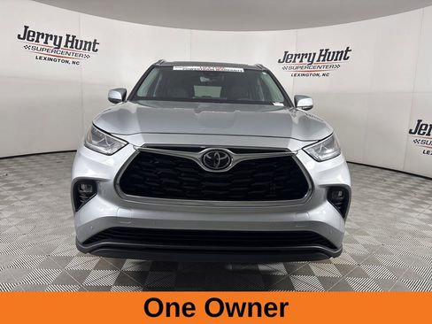 Used 2023 Toyota Highlander Limited image 3