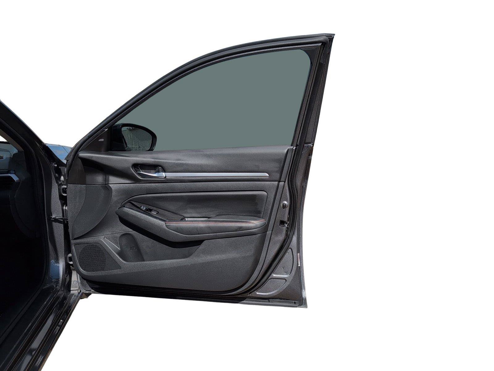 Used 2024 Nissan Altima 2.5 SR w/ SR Premium Package FWD image 16
