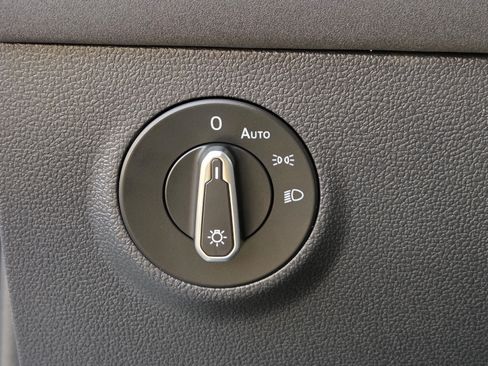Certified 2025 Volkswagen Taos SE AWD/4WD image 17