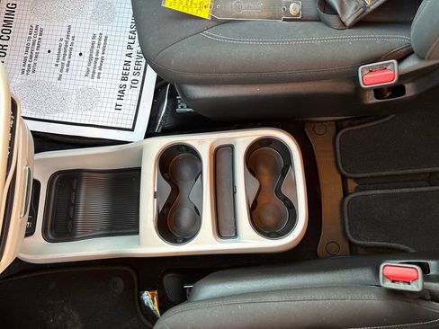 Used 2022 Chrysler Voyager LX image 29