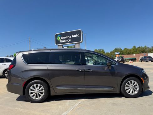 Used 2018 Chrysler Pacifica Touring-L w/ Premium Audio Group FWD image 4