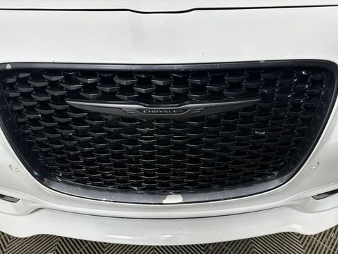 Used 2022 Chrysler 300 Touring L image 9