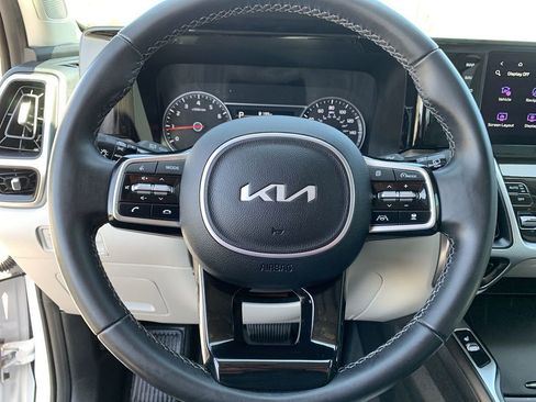 Used 2022 Kia Sorento EX w/ Panoramic Sunroof Package FWD image 18