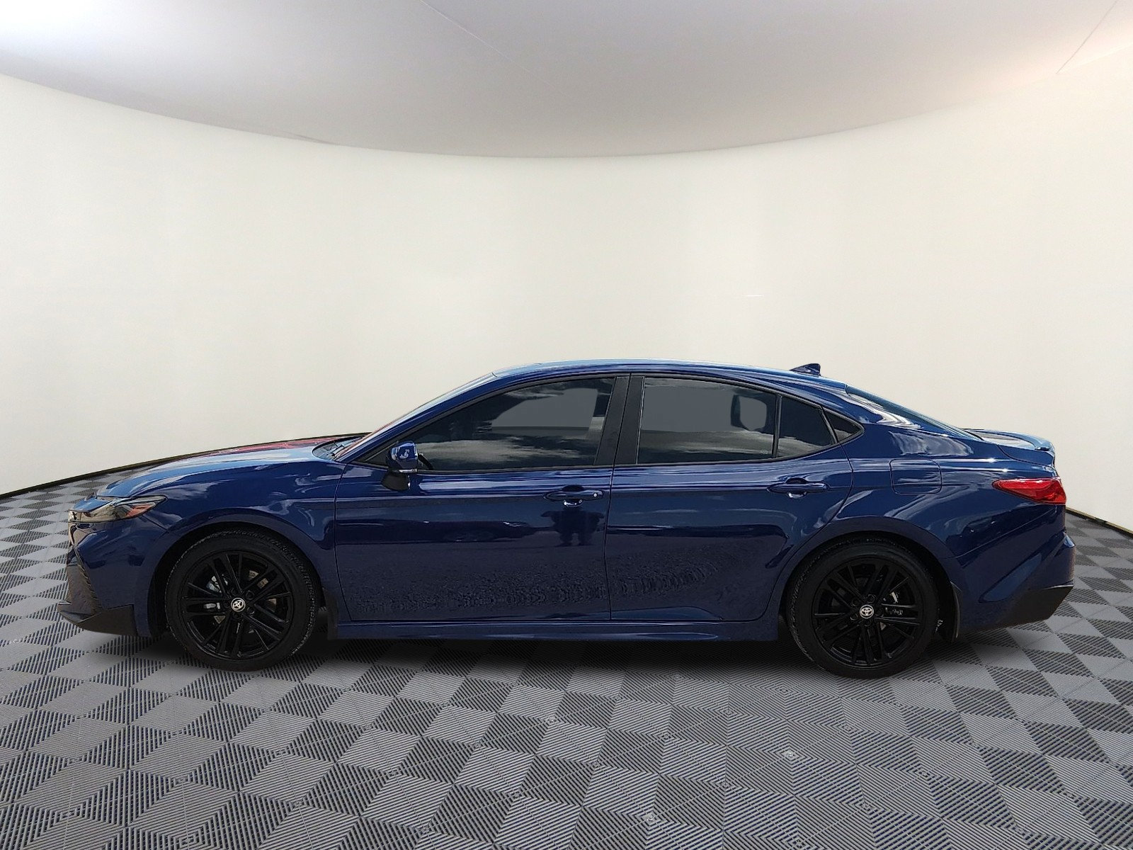 Used 2025 Toyota Camry SE w/ Convenience Package FWD image 2