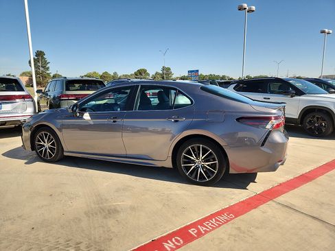Used 2023 Toyota Camry SE FWD image 4