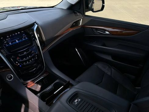 Used 2019 Cadillac Escalade ESV Premium Luxury AWD/4WD image 43