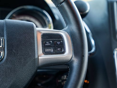Used 2018 Dodge Grand Caravan SXT w/ Blacktop Package FWD image 29