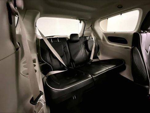 Used 2024 Chrysler Pacifica Limited image 30